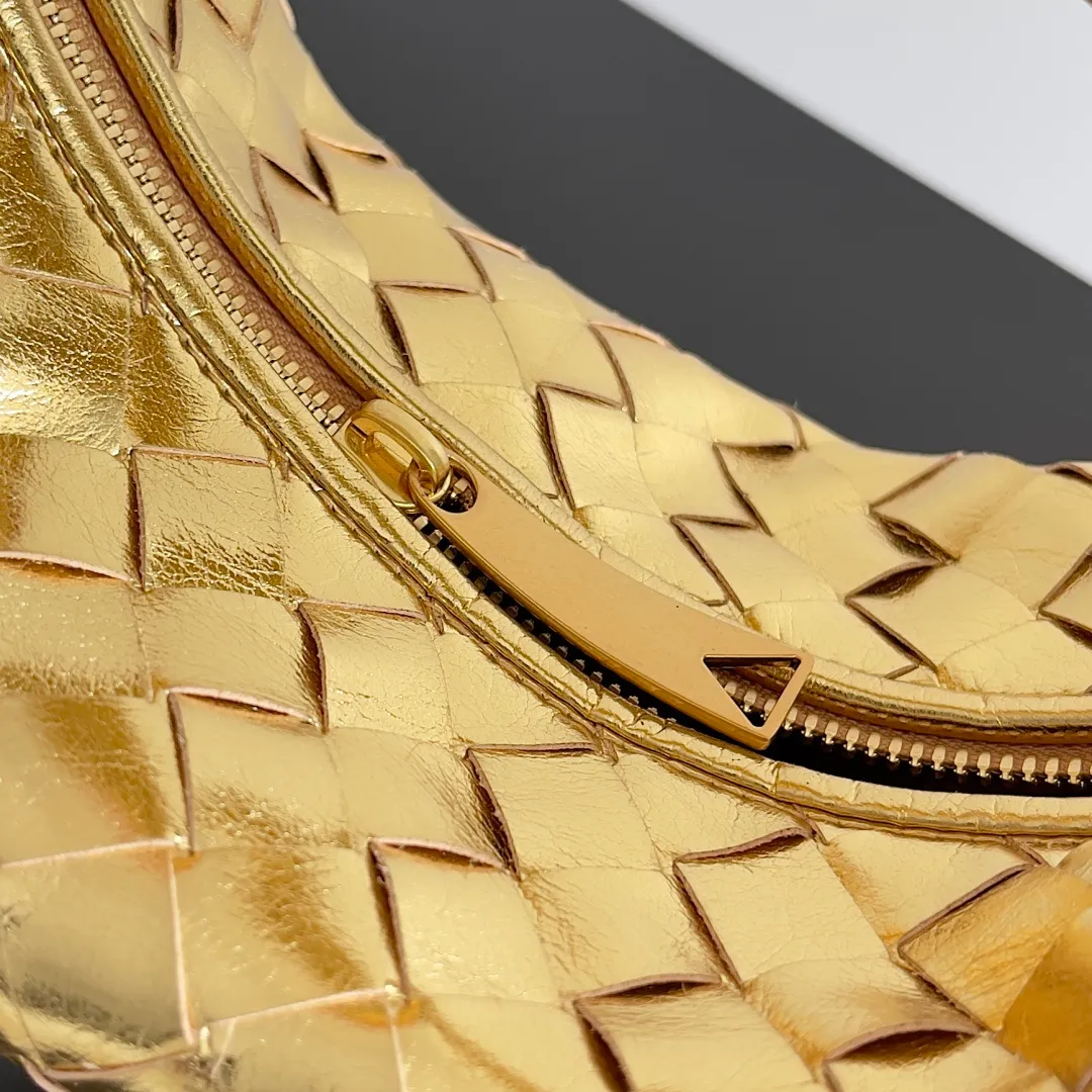 Batch 1160 Bottega veneta͙.——The latest woven knotted hobo🔥 The top-grade lambskin leather is very soft, the bag shape is unique, practical and durable. It retains the traditional woven elements while being a little more flamboyant ~ Made of hand-woven sheepskin, zipper opening and closing, curved seamless structure, effortless to match. Highly recommended⚠️⚠️⚠️ The highest-end in the market🌈 Welcome to compare [all shipped from the factory with a full set of packaging] size: 26x13x8.5cm.    Model: 651876